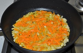 Нарезаем или натираем морковь, продолжаем пассеровку 3 минуты.