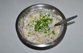 Кладем майонез, солим и перчим, добавляем порубленную зелень петрушки. Вымешиваем салат и перекладываем в салатник.