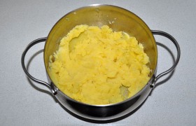 Картофелины, очищенные и нарезанные,  варим  и делаем пюре, добавив 1 яйцо. 