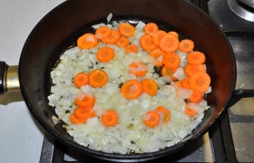 Ставим на средний огонь сковороду с толстым дном, вливаем 2-3 ст. ложки масла. Пока масло разогревается, шинкуем кубиком лук и нарезаем морковь. Сначала 7-8 минут  пассеруем  лук, затем еще 5 минут – с морковью.