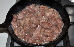 Жарить начинаем, когда сковорода с маслом раскалилась на сильном огне. Закладываем говядину и, помешивая, обжариваем примерно 3 минуты, пока кусочки начинают покрываться корочками.