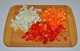 Кубиками нарезаем лук, морковь, сладкий перец – и куриное филе.