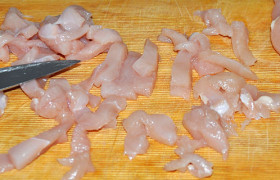 Филе нарезаем тонкими (не больше 10-12 мм) полосками.
