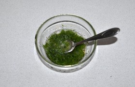 Для заправки смешиваем растительное масло с рубленой зеленью.