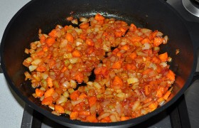 Добавляем томатную пасту, немного воды, хмели-сунели, соль и перец, тушим 3 минуты.