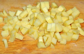 Нарезаем картофель, чистим луковицу, но не шинкуем ее.