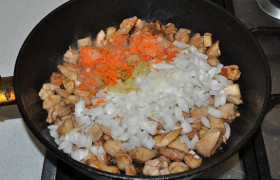 Добавляем лук и морковь, при помешивании обжариваем 3-5 минут. 