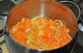 Добавляем морковь с чесноком – еще 3 минуты.