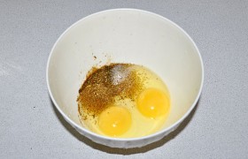 Яйца разбиваем в тарелку, солим, кладем приправу для рыбы и вилкой взбиваем эту смесь.