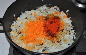 Натираем тонко и добавляем морковь, приправу к рыбе, паприку, перемешиваем и в том же режиме пассеруем еще 5-6 минут.