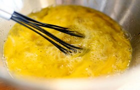 Разбиваем в миску яйца, быстро перемешиваем (не взбиваем) яйца, засыпаем сыр и перемешиваем еще раз.