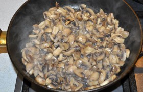 Некрупно нарезаем грибы и обжариваем их на масле 5-7 минут. Вынимаем для остывания, когда в сковороде выпарилась жидкость, солим и перчим. А к фаршу добавляем приправы, вымешиваем и  отбиваем  его – бросаем на дно миски 18-20 раз.