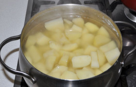 Отвариваем до готовности очищенный картофель, сливаем воду, даем немного остыть. 