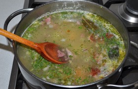  Заправку  вместе с копченым мясом отправляем в суп, бросаем лавровый лист и зелень. 