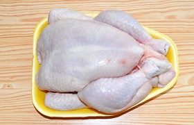 Вот она, охлажденная курица, потрошеная, вес 1650 г. 