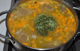 Приправляем зеленью, выключаем и даем супу настояться 10 минут. Перед подачей не забываем вынуть горошки перца и лаврушку.