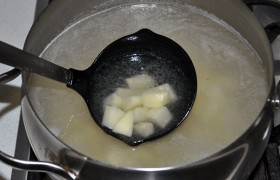Чистим и нарезаем мелким кубиком картофель, ссыпаем в кастрюлю, где закипел  бульон  (или вода). Добавляем также соли, тмина, оставляем под крышкой, установив слабый огонь. 