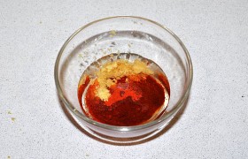 Ингредиенты маринада (чеснок, имбирь, паприка, соль) соединяем в миске с маслом, вымешиваем.