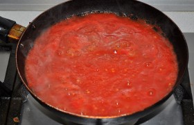 Между делом выливаем томатное пюре на сковородку и на небольшом огне пассеруем минут 7-10. Если у нас нет пюре - помидоры натираем, шкурки выбрасываем, выливаем на сковороду, размешиваем с томатной пастой и так же потихоньку кипятим, выпаривая жидкость.