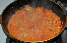 Кладем томатную пасту, Прованские травы, соль по вкусу, перец, сахар. Вливаем около стакана горячей воды. Даем закипеть.