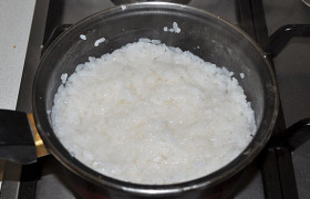 Ставим варить рис – до готовности.