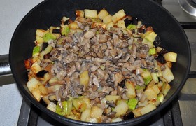 Овощи и грибы соединяем в одной сковороде. Солим и перчим. Обжариваем 2-3 минуты.