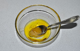 Для заправки соединяем 2-3 ст. ложки растительного масла, ложечку горчицы и 0,5 ч. ложки уксуса (9%).