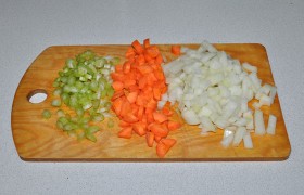 Шинкуем лук – крупным кубиком, нарезаем морковь и сельдерей. Грибы нарезаем нетонкими пластинками вдоль.