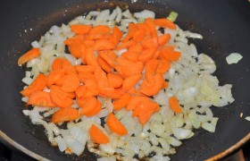 Бросаем нарезанную тонко морковь, продолжаем пассеровку 5-7 минут.