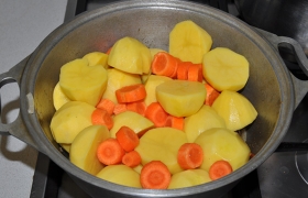 Добавляем крупно нарезанный картофель, морковь.