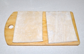 Тесто у нас – два прямоугольника по 250 г. Размораживаем, не вскрывая пакета, и только в конце – вынимаем тесто. Делаем это, чтобы не подсыхали его края.