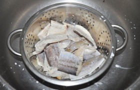 Перед жаркой сливаем молоко, подержим рыбу немного в дуршлаге.