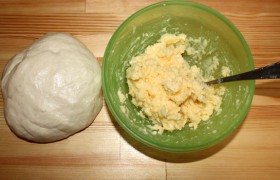 Выбранный нами сыр мелко рубим или крупно натираем, перемешиваем с  яйцом .