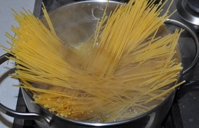Закладываем в закипевшую воду спагетти или другую пасту, солим. Отвариваем аль денте и сливаем воду.