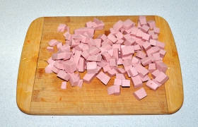 Колбасу нарезаем кубиками по 10-15 мм.