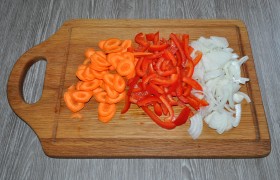 Овощи нарезаем тонкими ломтиками, соломкой. Кстати, набор овощей может быть практически любой - то, что есть в холодильнике.