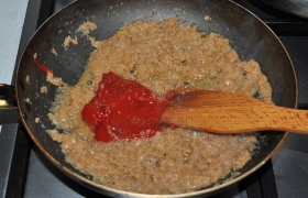 А из маринада в это время готовим соус. Остаток маринада  выкладываем на сковороду, смазанную маслом. Огонь под нею – примерно средний.