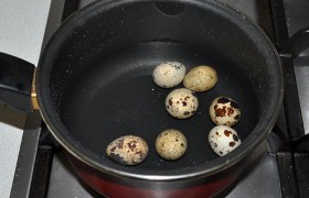Ставим  варить  перепелиные яйца - до готовности им нужно покипеть 5 минут. После чего опускаем в холодную воду, чистим от скорлупы. 