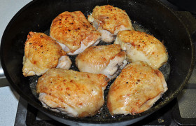 На второй сковороде, на огне побольше, за 10-12 минут подрумяниваем с обеих сторон бедрышки (или другие куски курицы). Обжарив, отставляем в сторону, накрываем крышкой.