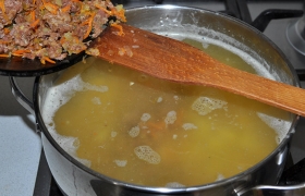 Перекладываем заправку в кастрюлю с супом. И несколько минут – 5-6 – довариваем суп.