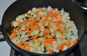 Добавляем тертую морковь, продолжаем помешивать и обжаривать 3-4 минуты.