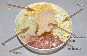 К мясу добавляем яйца и половину сыра, нарезанного мелким кубиком (8-10 мм), сухари, лук, приправы, вымешиваем аккуратно руками. 