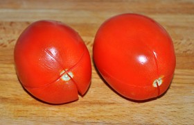 А помидоры надрезаем у плодоножки.