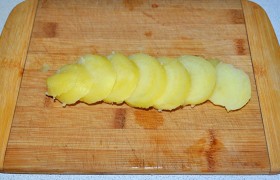 Готовый картофель чистим, нарезаем толстыми кружками.