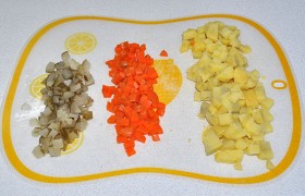  Отвариваем  овощи, отдельно – свеклу с добавкой ложечки уксуса для сохранения цвета. Остужаем, чистим и нарезаем картошку, морковку и соленые огурцы кубиками.