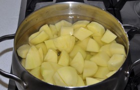 Картофель чистим, нарезаем средними кусочками. Ставим в кастрюле вариться. После закипания солим, держим на огне 2-3 минуты, сливаем воду.
