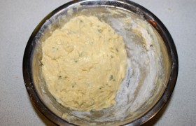 Замешиваем средней «крутости» тесто. Можно добавить в тесто рубленую сушеную или свежую зелень.