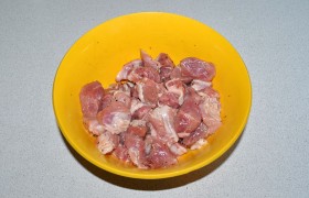 Свинину, промытую и обсушенную, нарезаем произвольными небольшими кусочками, примерно как на гуляш, приправляем перцем.