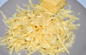 Ставим сковороду с маслом на сильный огонь, пока раскаляется – натираем сыр.