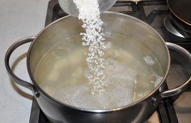 Рис промываем и ставим вариться в 1,5-2-х литрах воды для супа. Крупа будет готова через 20-25 минут после начала закипания.